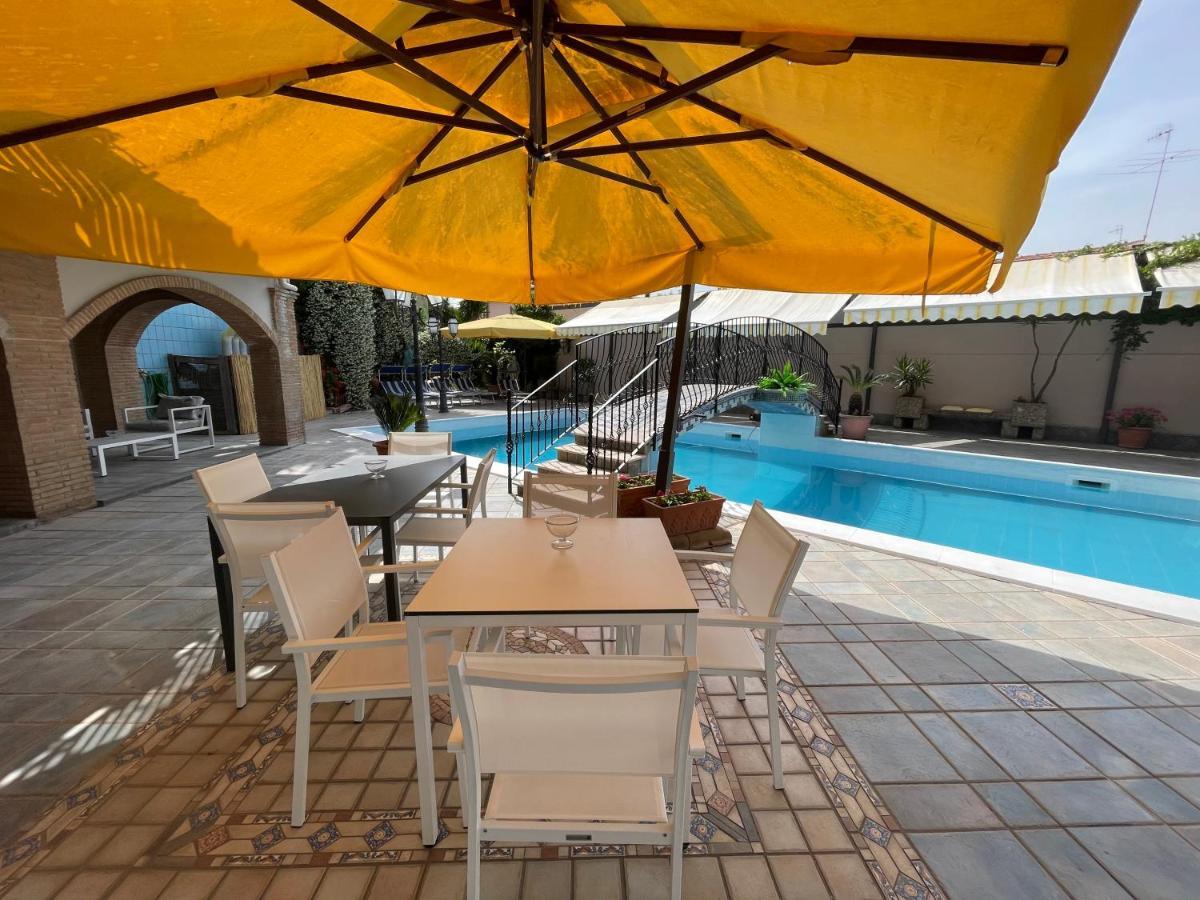 Hotel Cappuccetto Rosso Lusciano Bagian luar foto